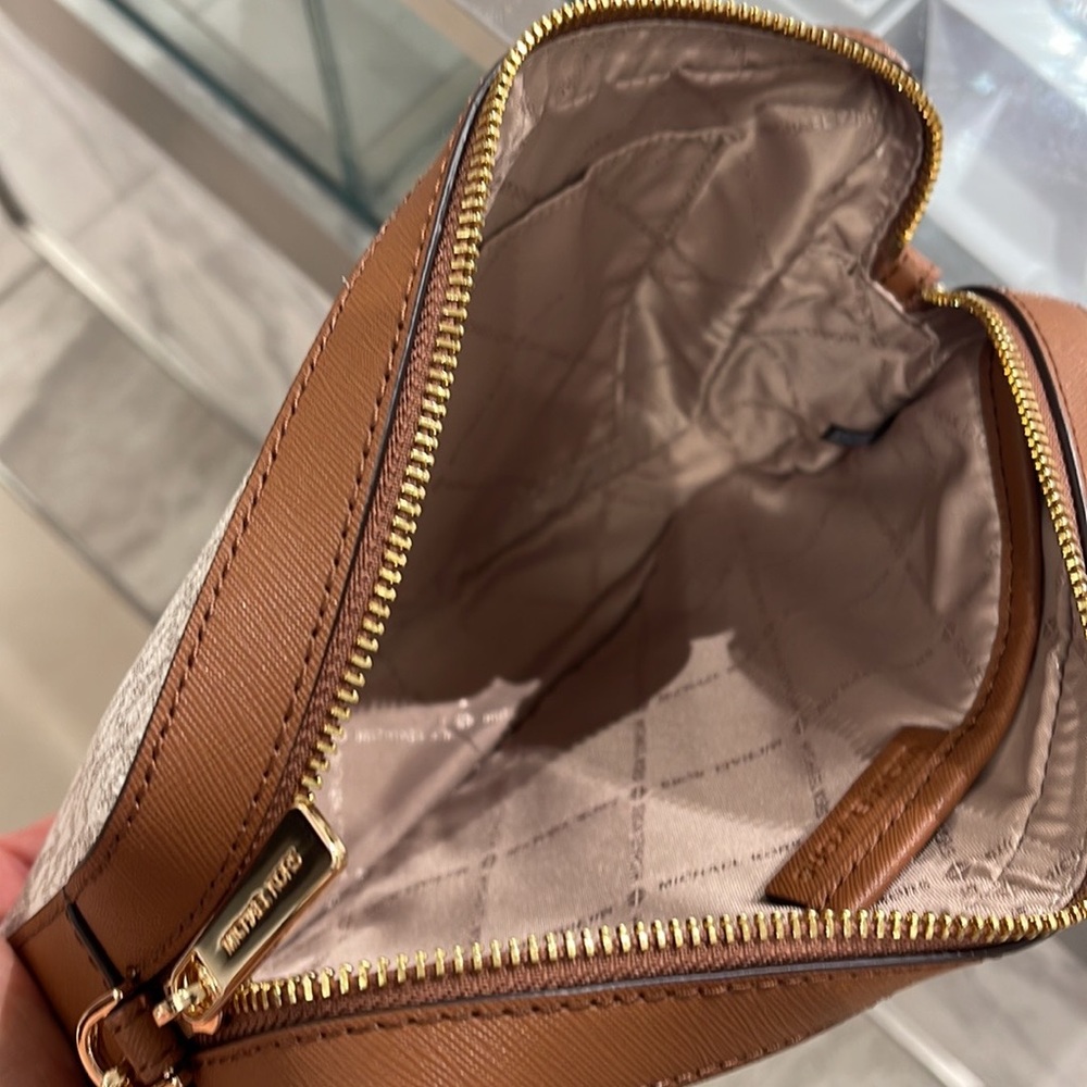 Michael Kors Jet Set Item Large East West Zip Crossbody Vanilla Signature - Picture 11 of 16